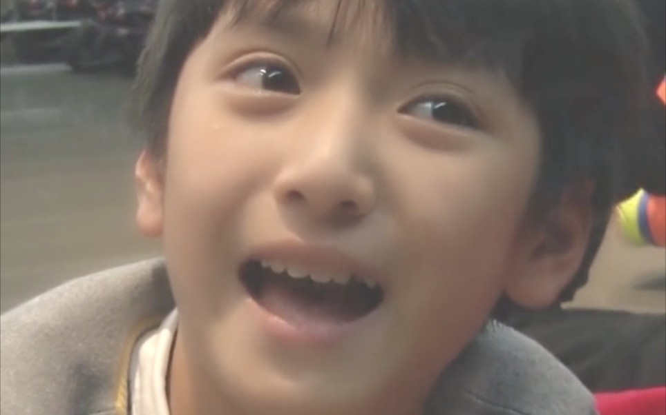 严浩翔小朋友在家族的第一次镜头记录 晃头晃脚的小缺牙巴 20151231