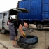 货车轮胎烂了很大个洞，司机就是不换，叫随便补好让他把车开动
