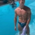 超性感肌肉男从泳池走出来，脱下衣服展示超好身材!