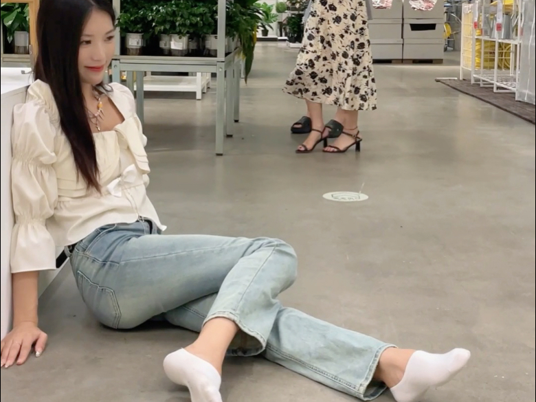 街拍发现一个不穿鞋的小姐姐