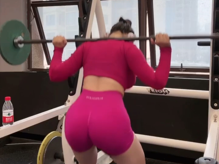 Fitness Little Willow Rock (Lingling Zhang): Gym Leg Workout - Bullet 7.