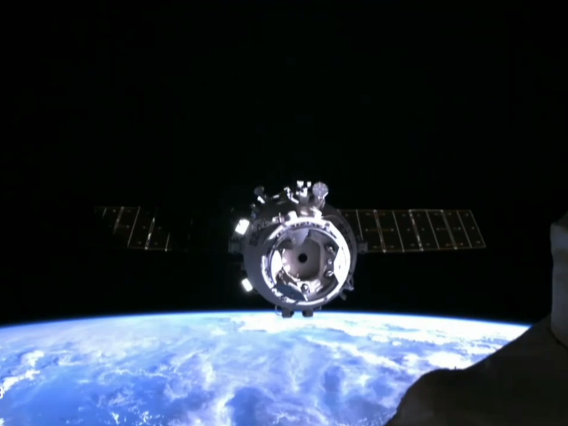 现场画面!神舟二十二号飞船成功对接空间站