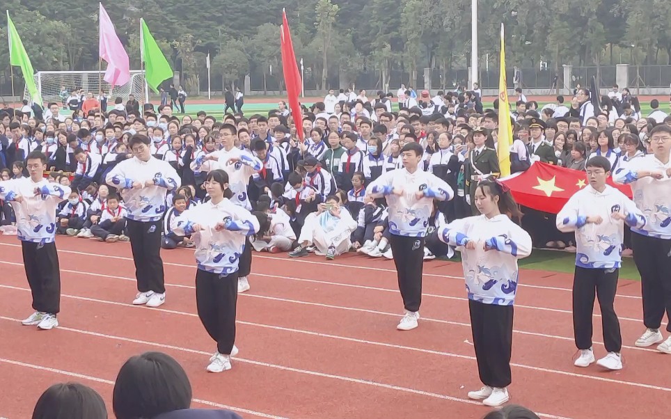 高中生运动会翻跳《南波万》。