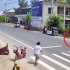 揪心！3岁男童横穿马路被撞飞数十米，家长目睹车祸全过程