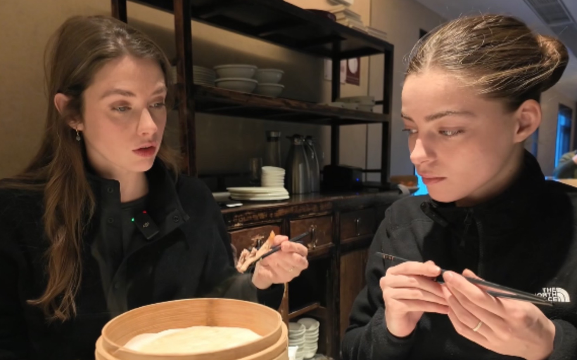 法国女孩们 - 北京vlog (番外篇) 北京烤鸭也太好吃了吧