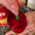 最近外网好流行弄这种染色视频，该女子用番茄酱啥的“染”塑料花，放进烤箱里，最后花变成。。。。。。。。这样的视频，获赞5万