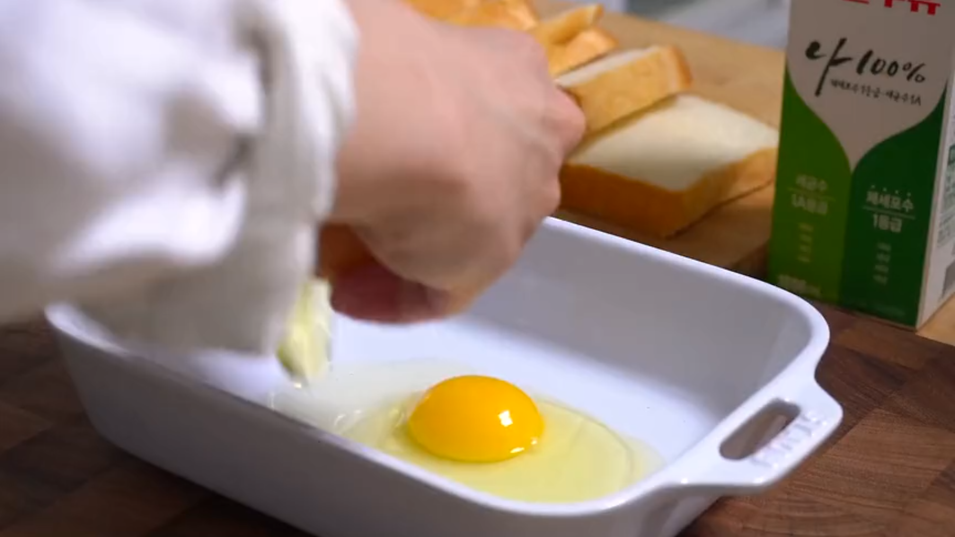 面包切成片，裹上蛋液用油煎一下，这吃法太有创意了