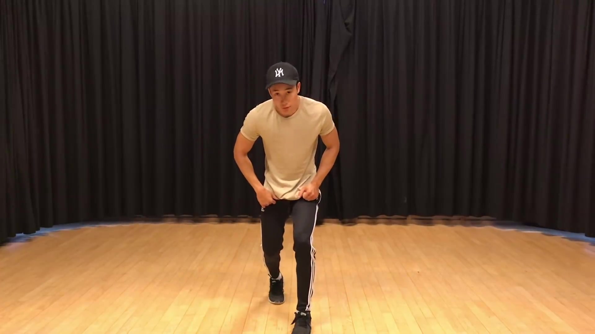如何在现实生活中跳[堡垒之夜]里的default dance 教学