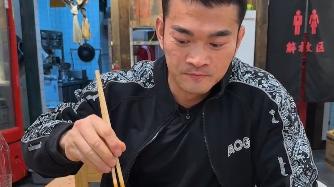 我号称铁嘴李，今天重庆小伙伴带我吃火锅，我到要看看到底能有多辣！