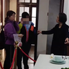 福建南平，博物馆内男孩乱摸乱拿设施牌子，被工作人员指出错误后，男孩大言不惭说“不过分”，孩子母亲在场几乎沉默