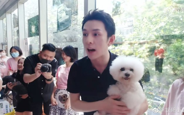 李佳琦现场给旺旺做美甲认真的样子帅的嘞