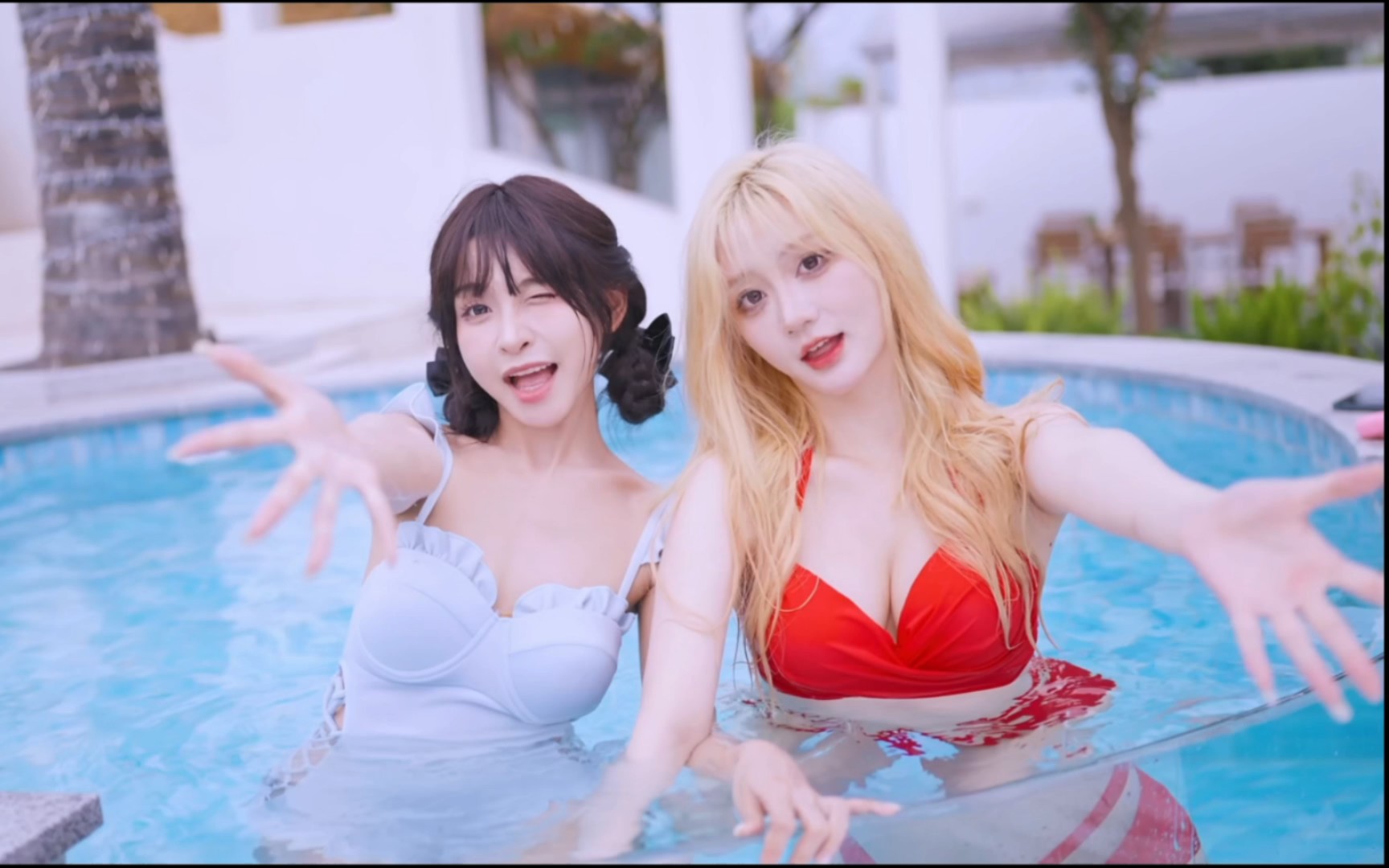 "Summer Cool Benefit: Swimsuit ladies show off their bodies!"