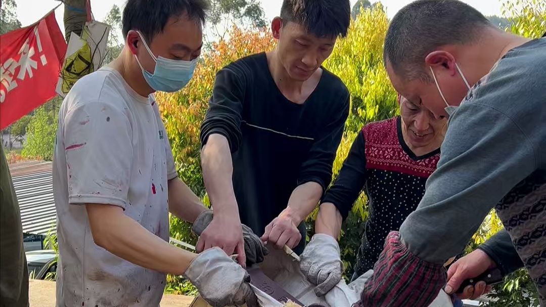 巨型挖机斗齿锻打家用切菜刀，真实制作全过程。看完太解压了。