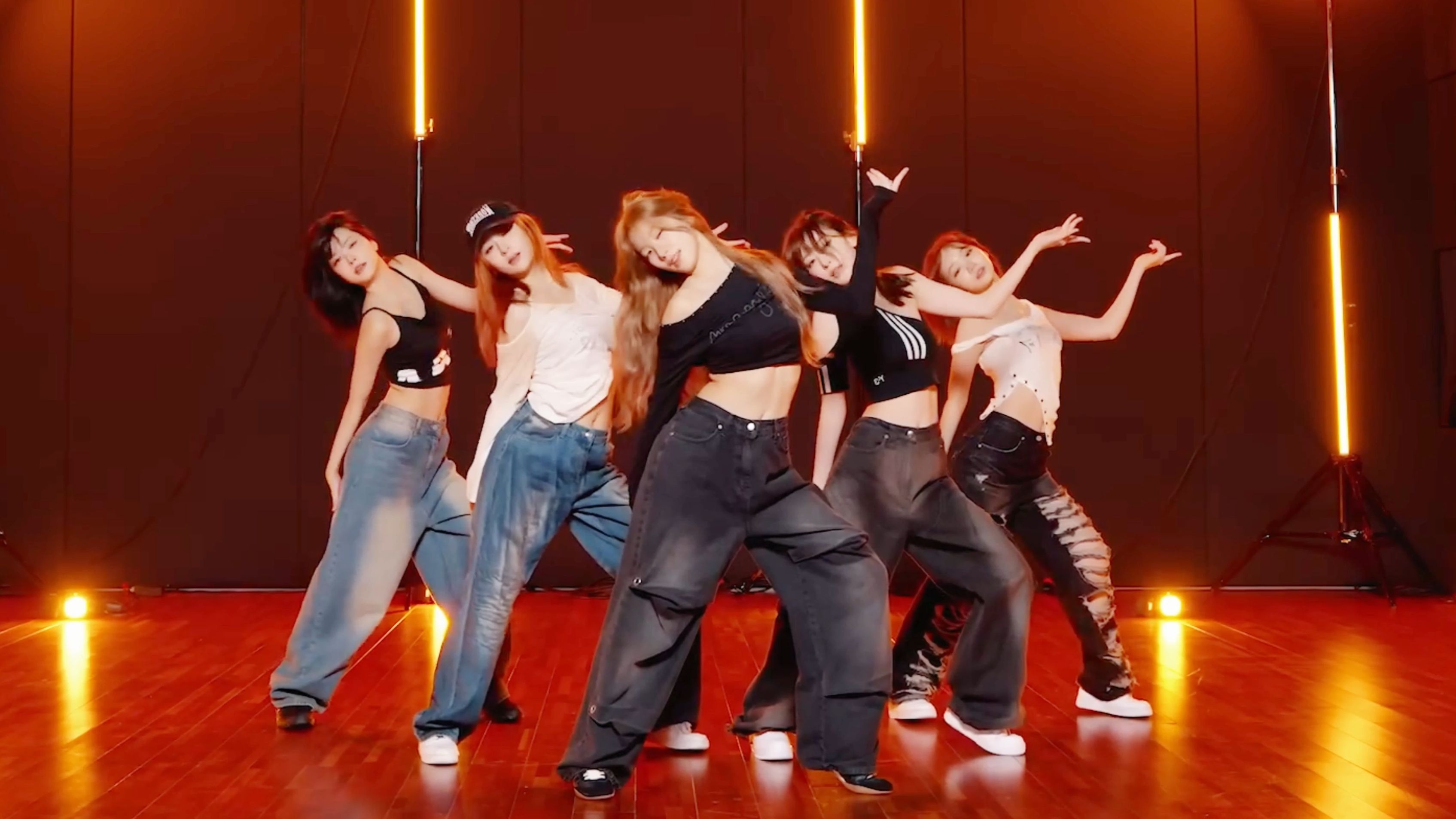 『4K镜面扒舞』LE SSERAFIM最新回归曲HOT镜面放大练习室 放大+加亮+替换音源 扒舞用