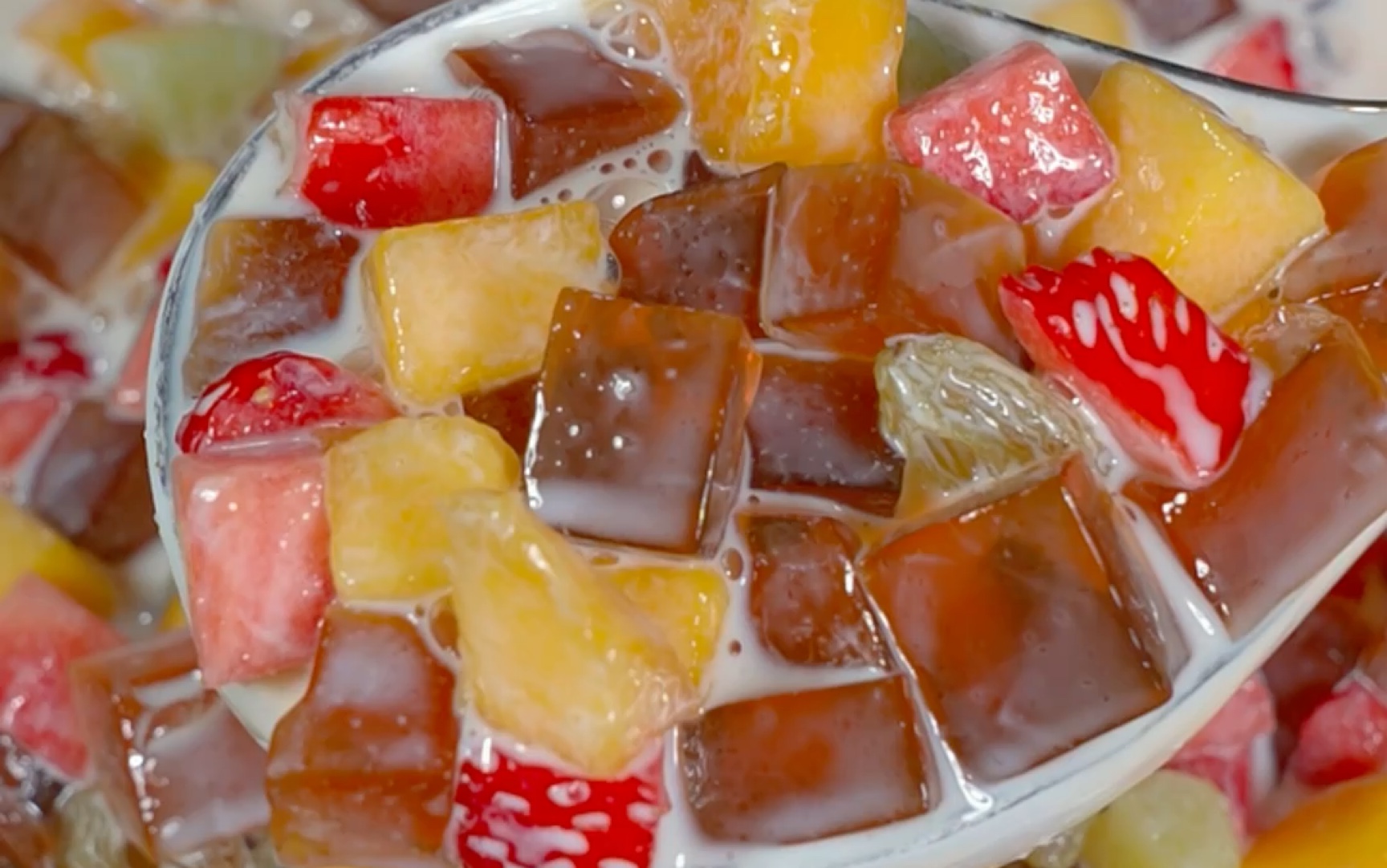 糖水店的招牌红糖水果捞，夏天来了给家人来一杯吧