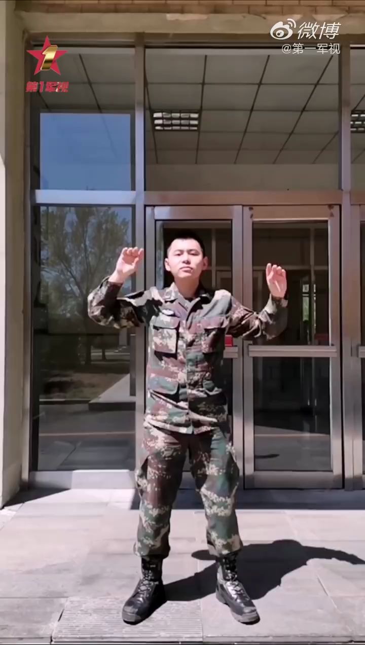 新技能get！火箭军小哥哥教你成为一名乐队指挥