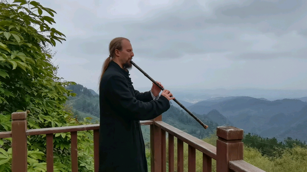 武当山的外国人登高吹奏洞箫
