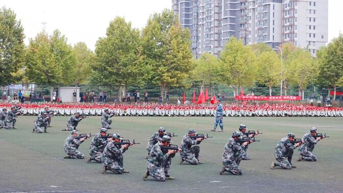 武汉科技大学18级新生军训汇演