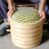 手艺人竹编蒸笼，非常精致，可以蒸馒头、包子