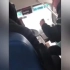 女子和黑人男子公車上爭吵時，竟謾罵男子4次「黑 」，結果讓男子下車前霸氣賞他一巴掌!!
