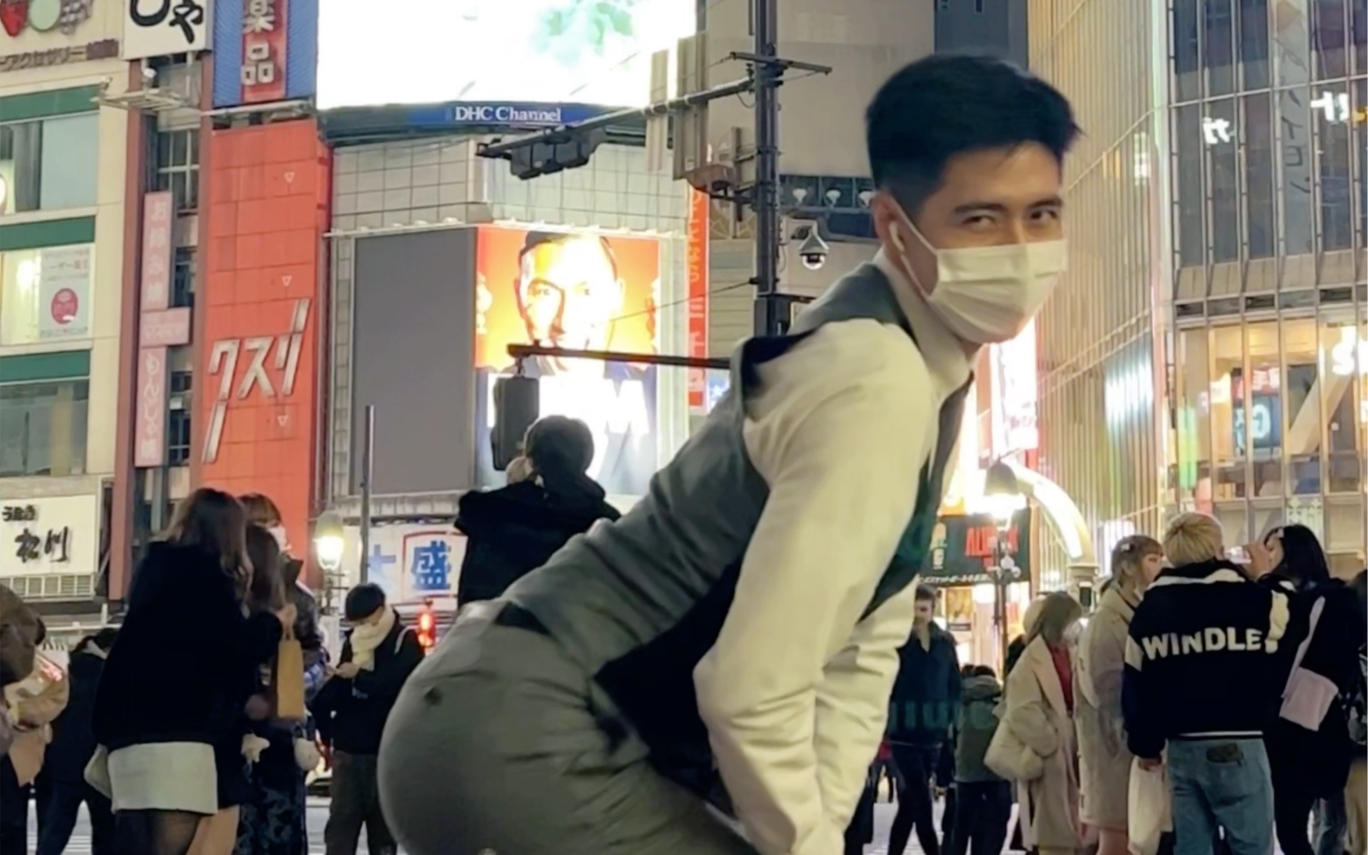 涩谷街头性感翻跳AOA的短裙