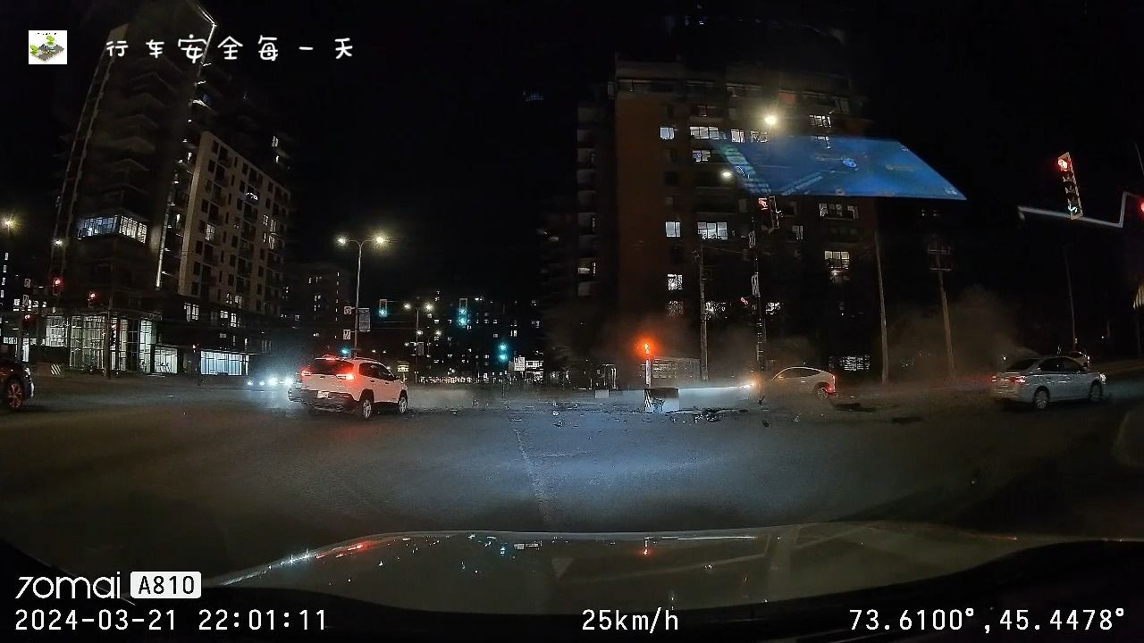 汽车闯红灯过路口连撞三车，现场非常惨烈