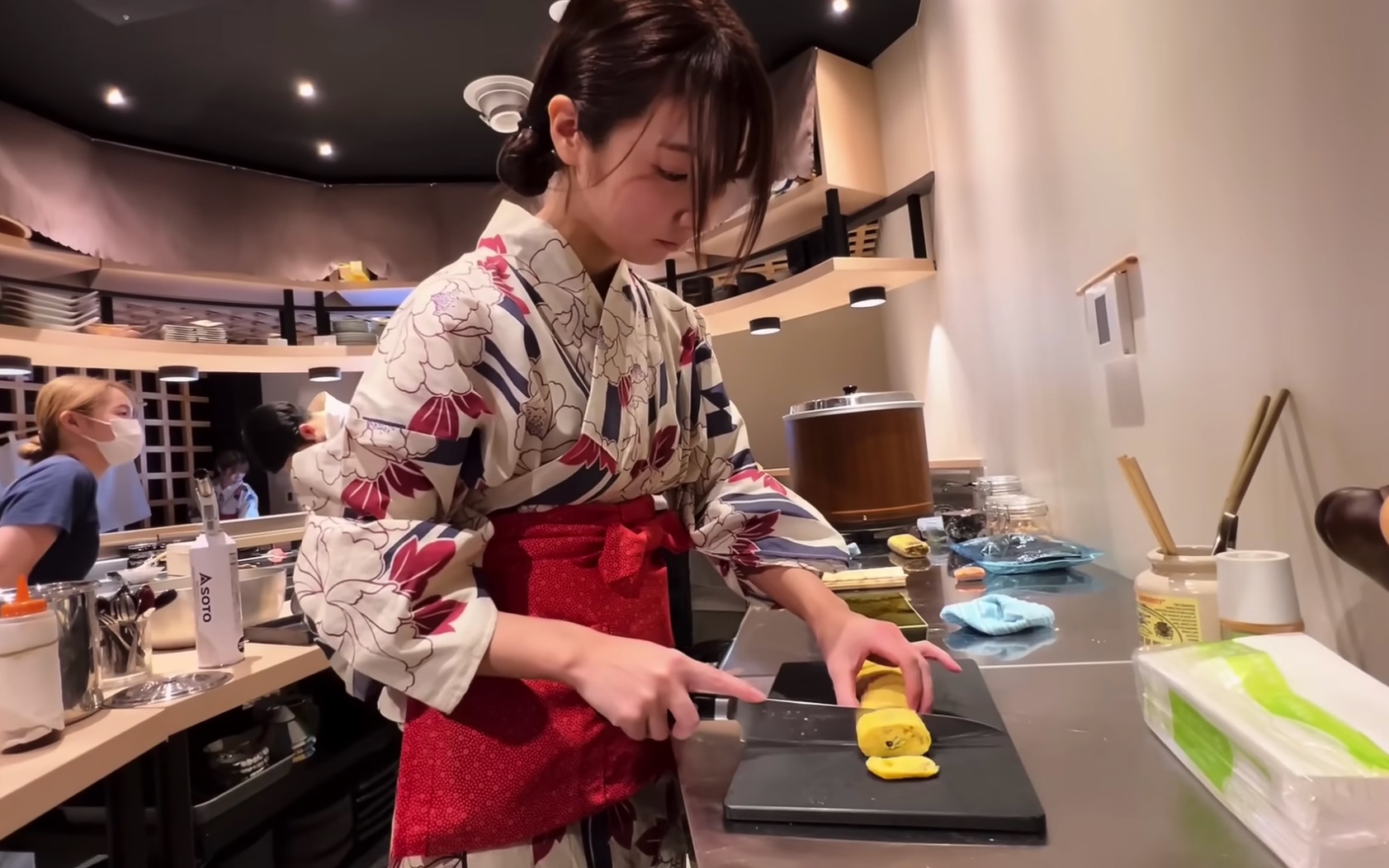 日本街头美食：漂亮小姐姐店员非常多的寿司店，各种高级新鲜食材不间断供应