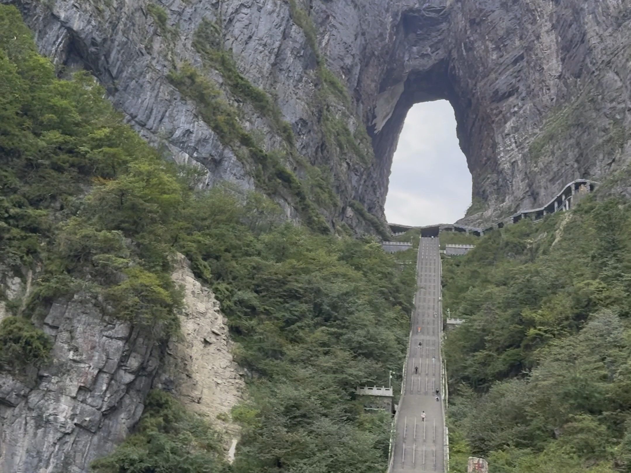 天门洞前广场景色