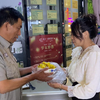公公上班不回家，儿媳晚上偷偷去看望，看儿媳如何待公公