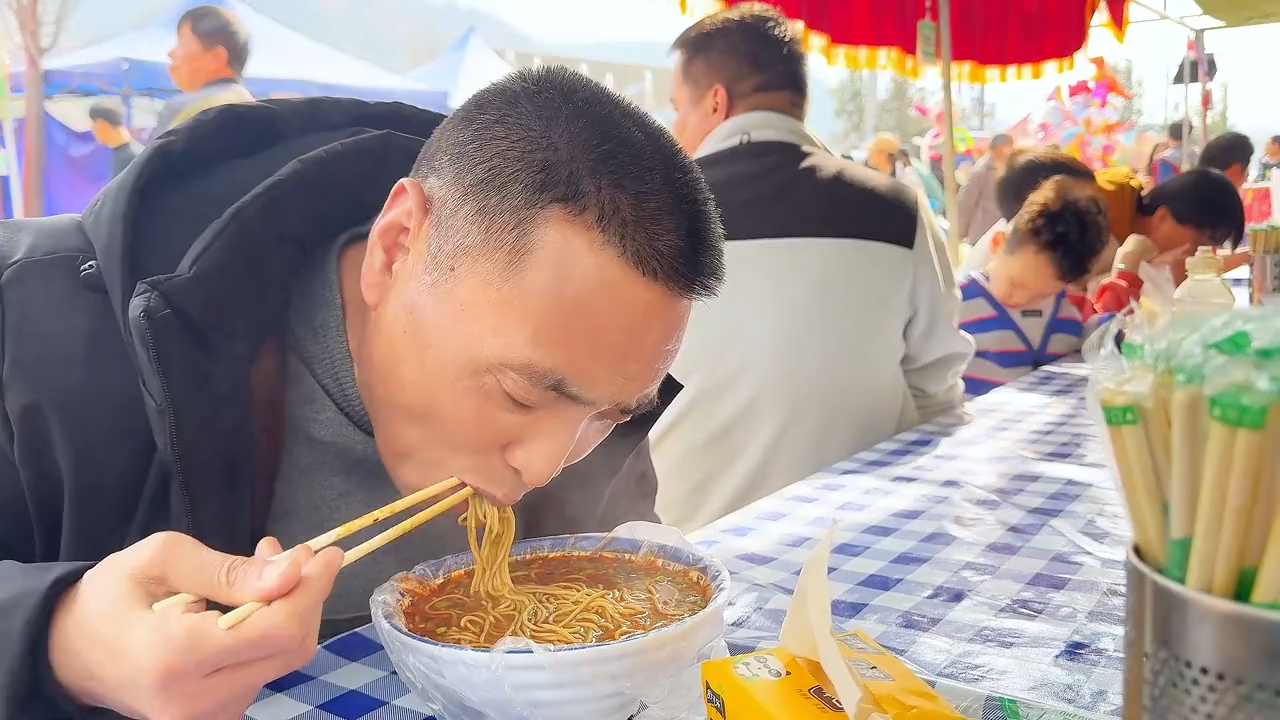 大家每次逛会都要吃个炒凉粉吗，今咱自己做个炒凉粉，凉粉新农人2024