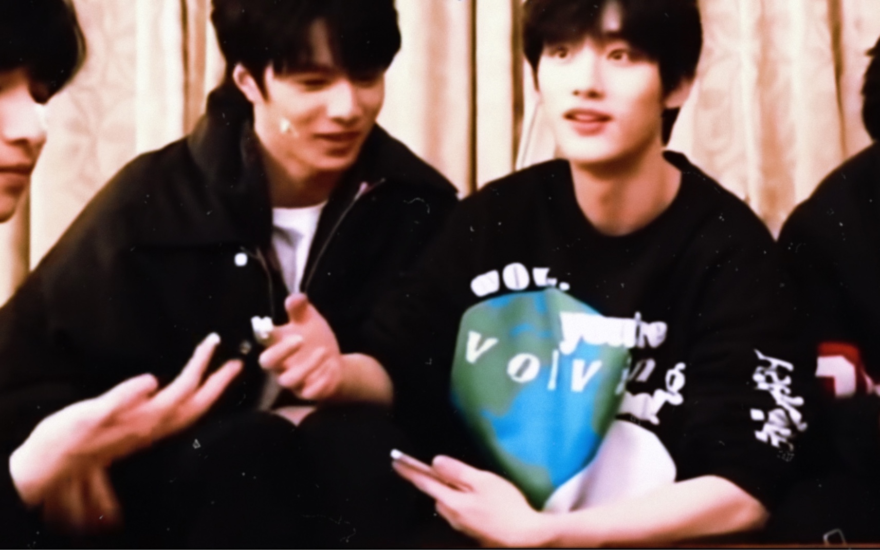 文鑫 鑫文 完年之辞旧part1 甜 lyw众目睽睽下亲吻dcx 身裤霸占 N标专属宠溺 吸引注意力大法纯情抹奶油 欲迎还拒 hjl yhx知情实锤