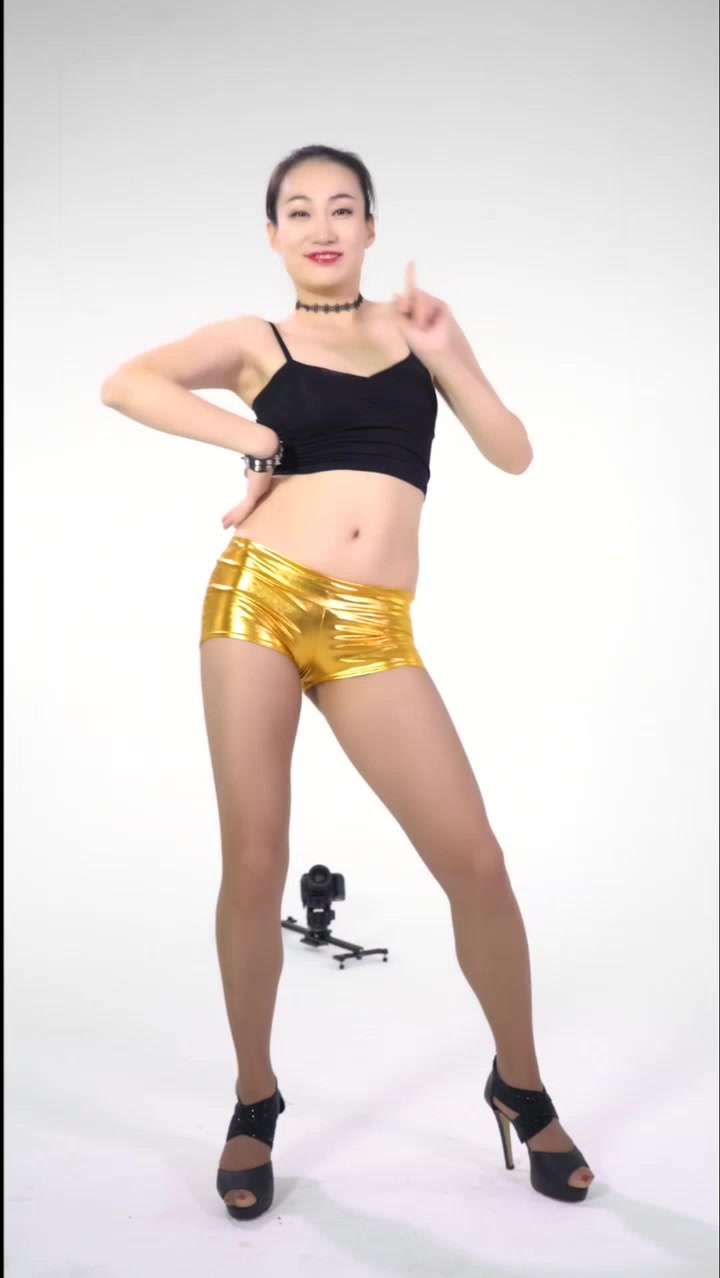 熟女 超短裙高跟鞋 热舞