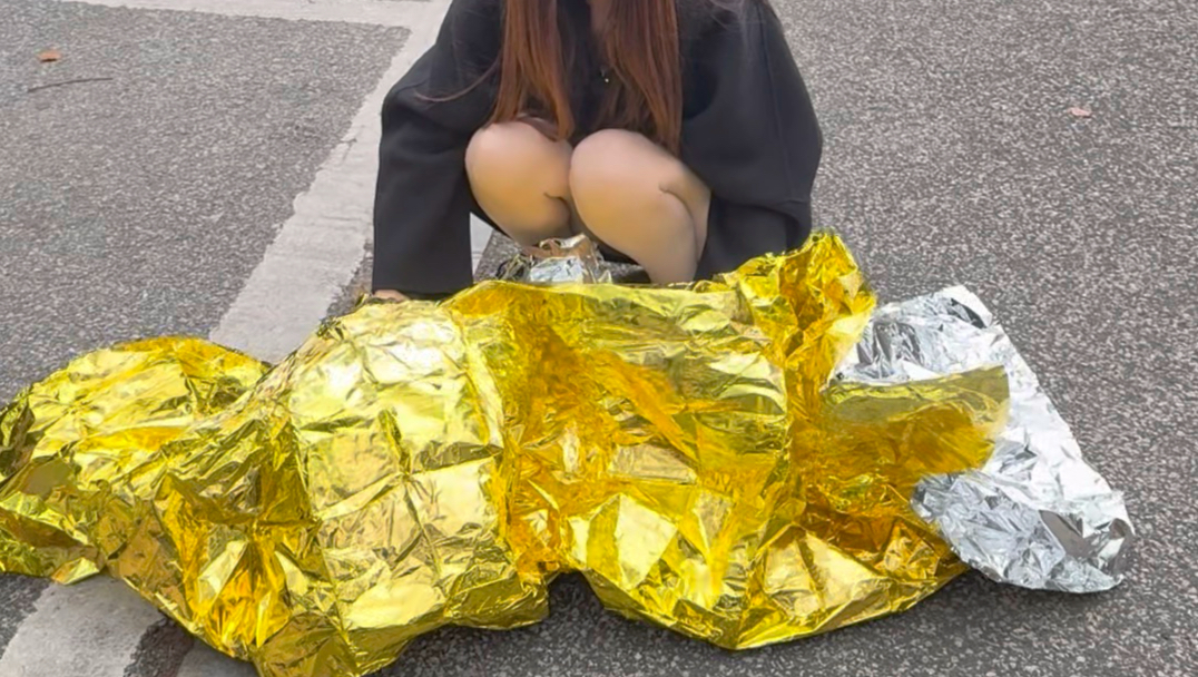 在户外 千万别用特斯拉的急救毯当隐私帘！#特斯拉[话题]# #ModelY[话题]# #model3[话题]# #汽车[话题]#