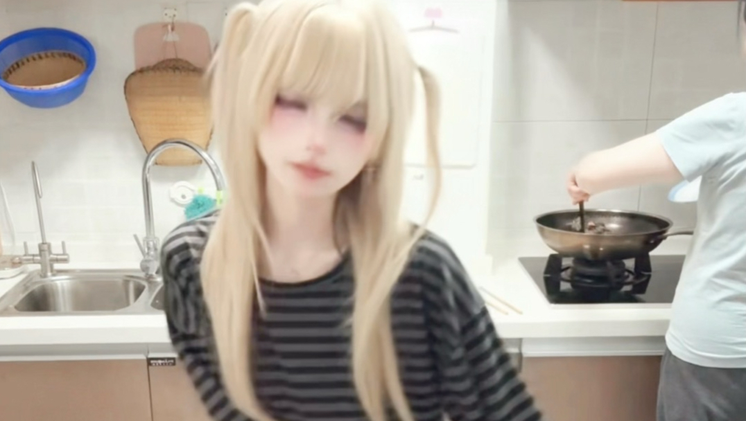 我妈做饭我帮忙给地板抛光