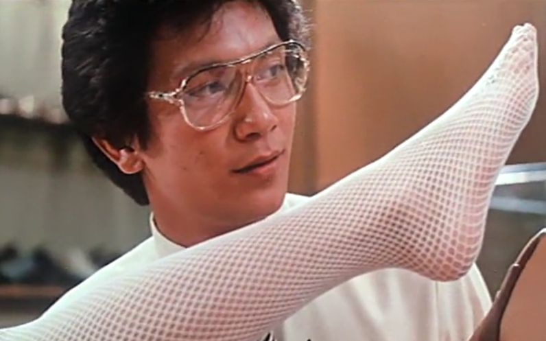 【老电影故事】连环杀手有特殊癖好,为协助破案,女主播穿上了白丝袜