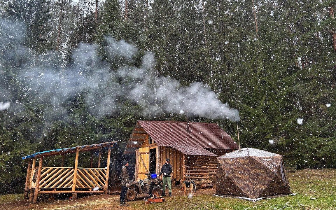 五月的假期西伯利亚森林下着雪!树林里有一间浴室!还有最爱的烧烤 上