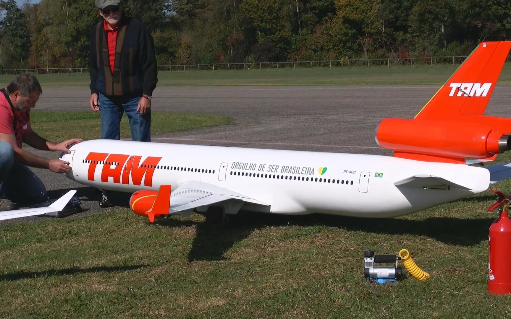 【1080p高清】巴西天马航空md-11 大型涡喷模型飞机表演