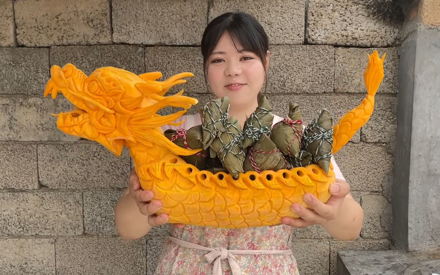 日本媳妇雕了一条龙舟！！！