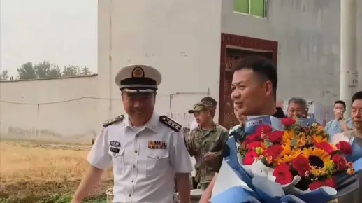 连救五人的军人张伟归队了