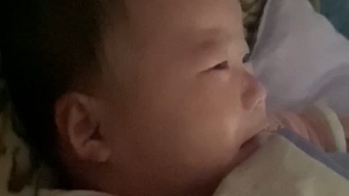 宝宝哭醒以为妈妈不在，下一秒心都化了！
