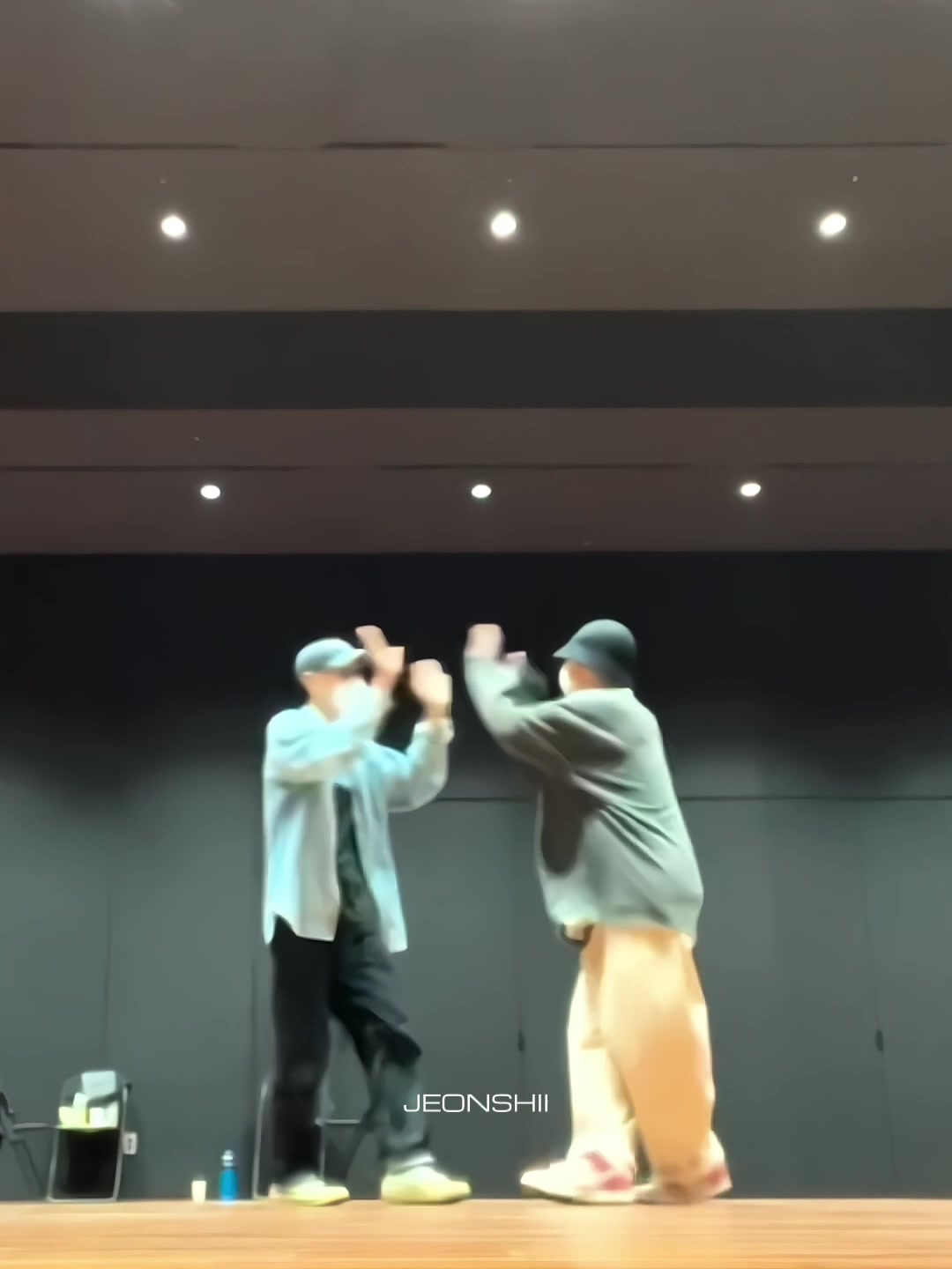 他的家庭舞蹈老师taesung上传了一段他们为jungkook的生日一起跳舞的视频