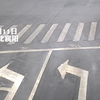 【副驾驶随意车窗抛物恰遇交警，交警将垃圾拾起霸气扔回车内。网友 ：慢慢升起的车窗说明还有羞耻心