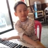 6岁自闭症盲孩自己独立练琴