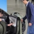 首批小米汽车在北京交付，雷军亲自为车主开车门！