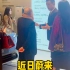 蔚来CEO李斌在上海中心牛屋接待了前法拉利总裁/国际汽联主席让·托德，之后还让其去换电站体验蔚来3分钟换电，还一起蔚来蹲