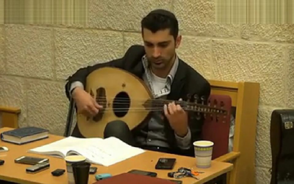 乌德琴 阿拉伯乐器 （从来不听中东音乐，听了这段，没把持住，实在是好听！！！比暗黑破坏神2那个正宗。）