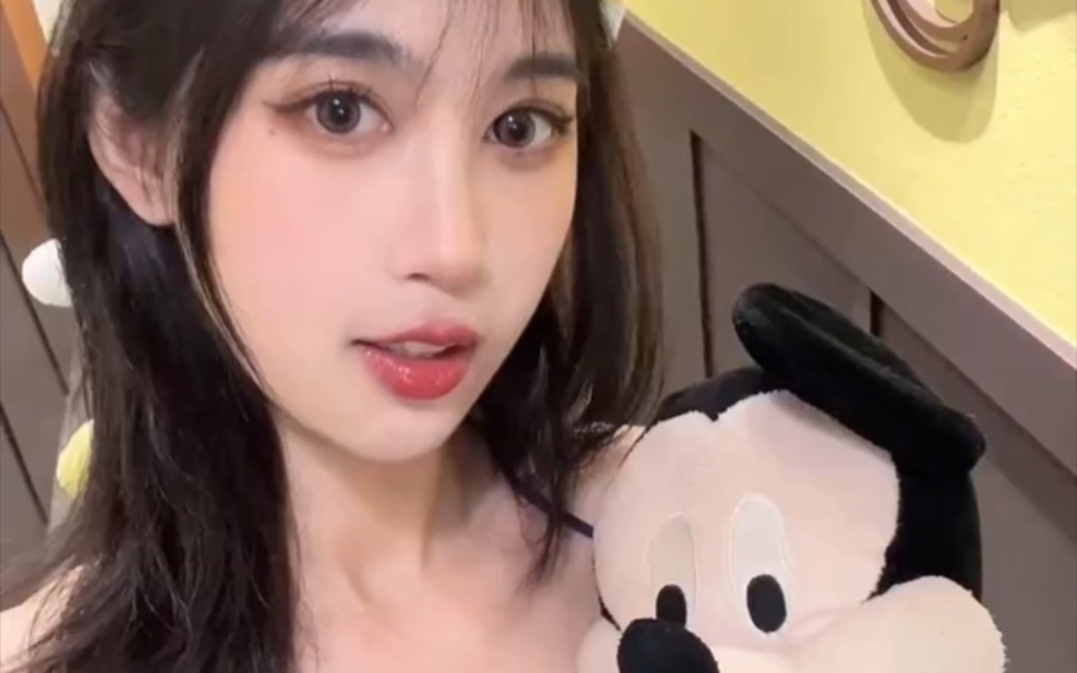 No one can resist the temptation of a sweet girl.