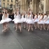 法国示威新画风，芭蕾舞者当街跳起《天鹅湖》