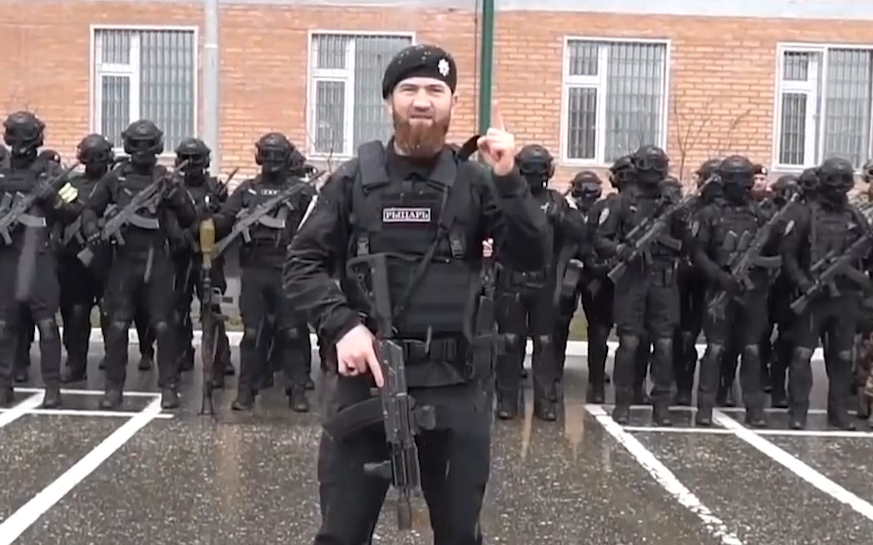 车臣领导人发布视频：士兵全副武装列队 高喊口号准备赴乌参战