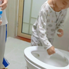 姐姐教弟弟怎么上厕所的